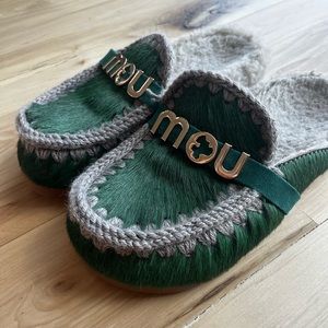 NWT Mou Winter bio slide long hairponyskin letter logo green